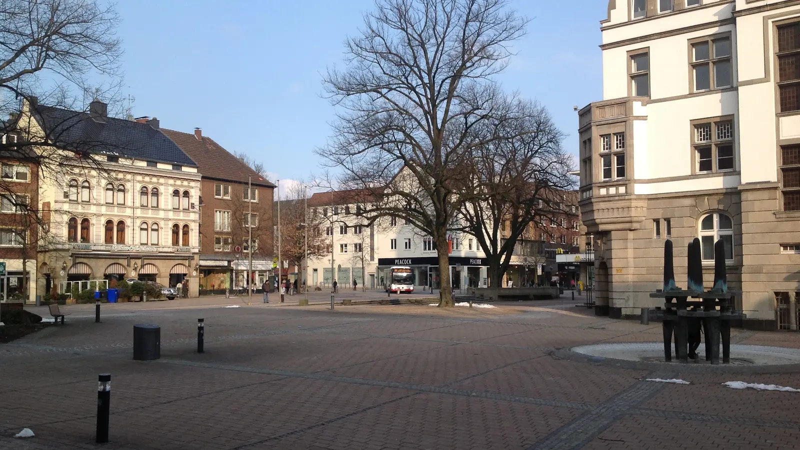 Rathausplatz in Gladbeck mit dem historischen Rathaus