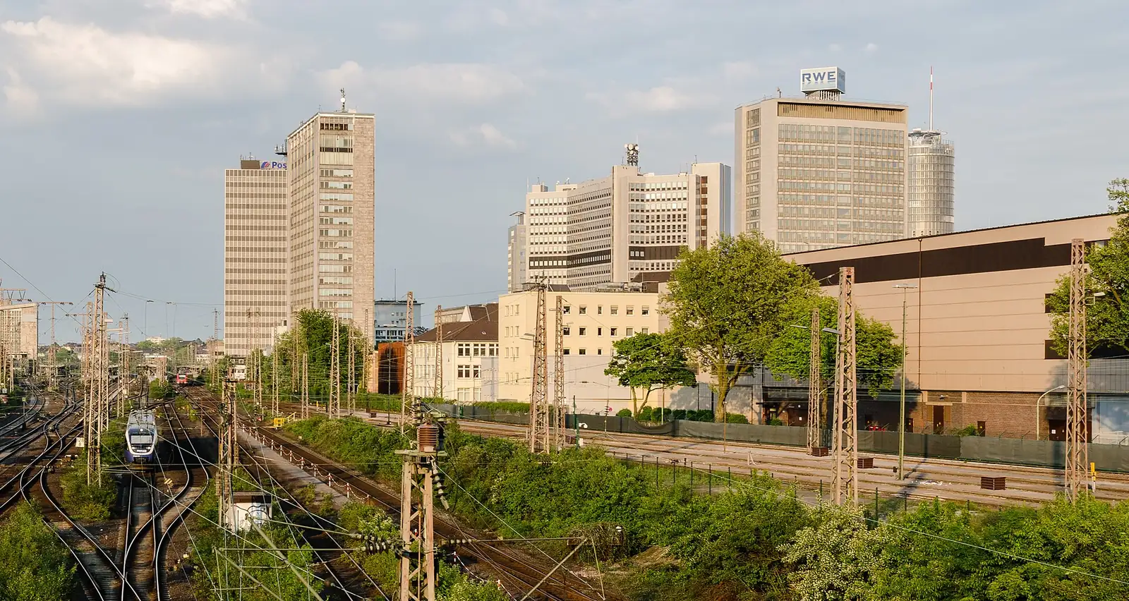 Blick auf die Essener Innenstadt mit Hochhäusern und Gleisen am Hauptbahnhof
